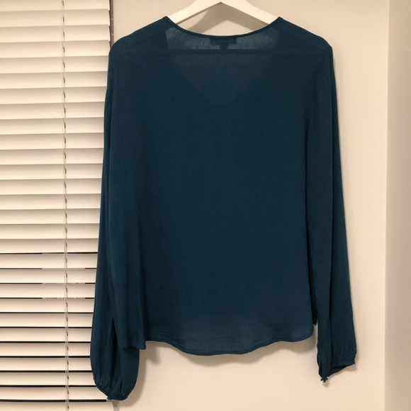Sun & Shadow Blue long sleeve blouse- Size Large - Picture 5 of 9